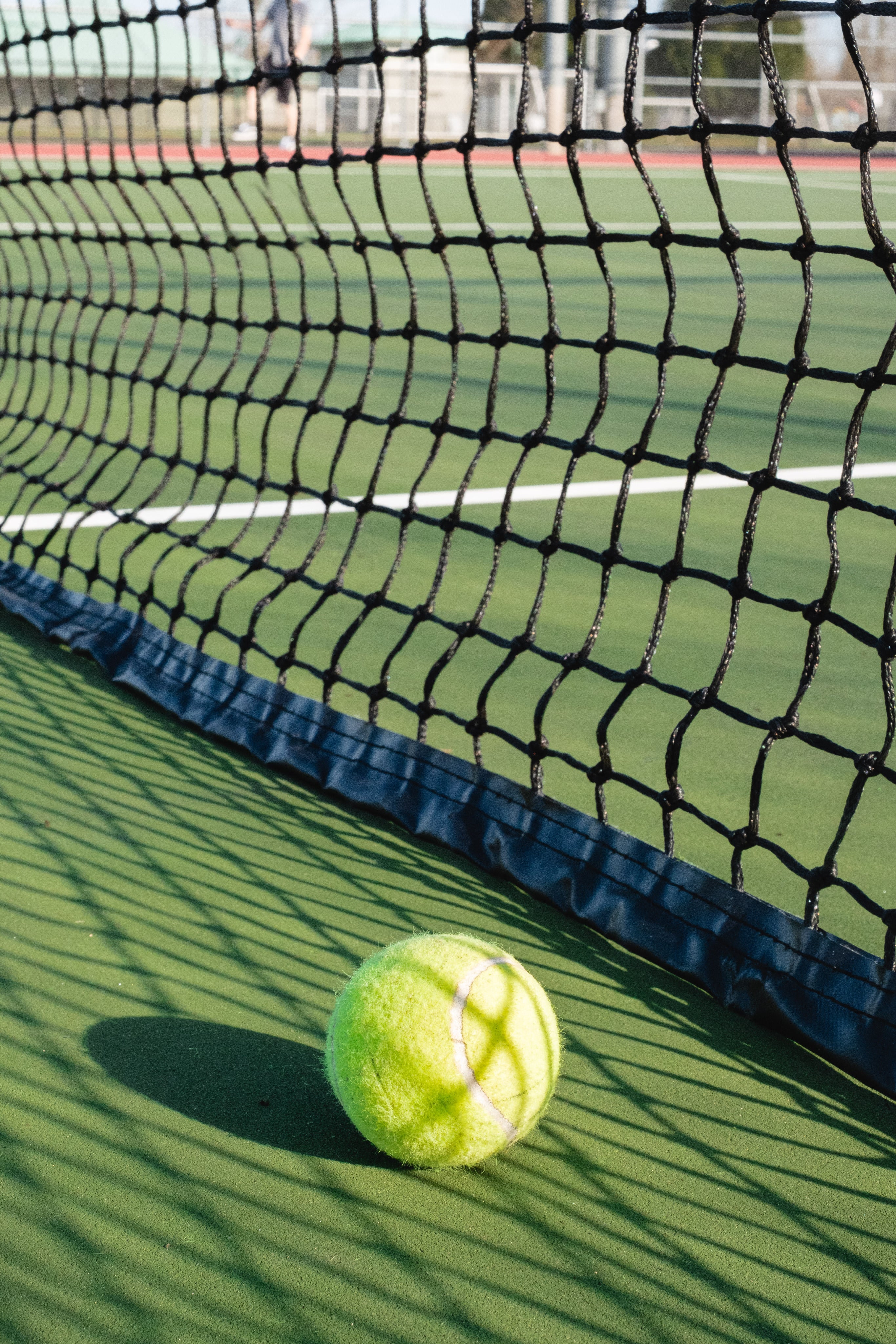 Guide visuel pour choisir le filet de tennis parfait, en mettant en avant les critères de qualité, de durabilité et de performance pour une sélection éclairée.